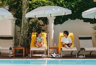 Liegestühle am Aussenpool - Sunstar Hotel Brissago