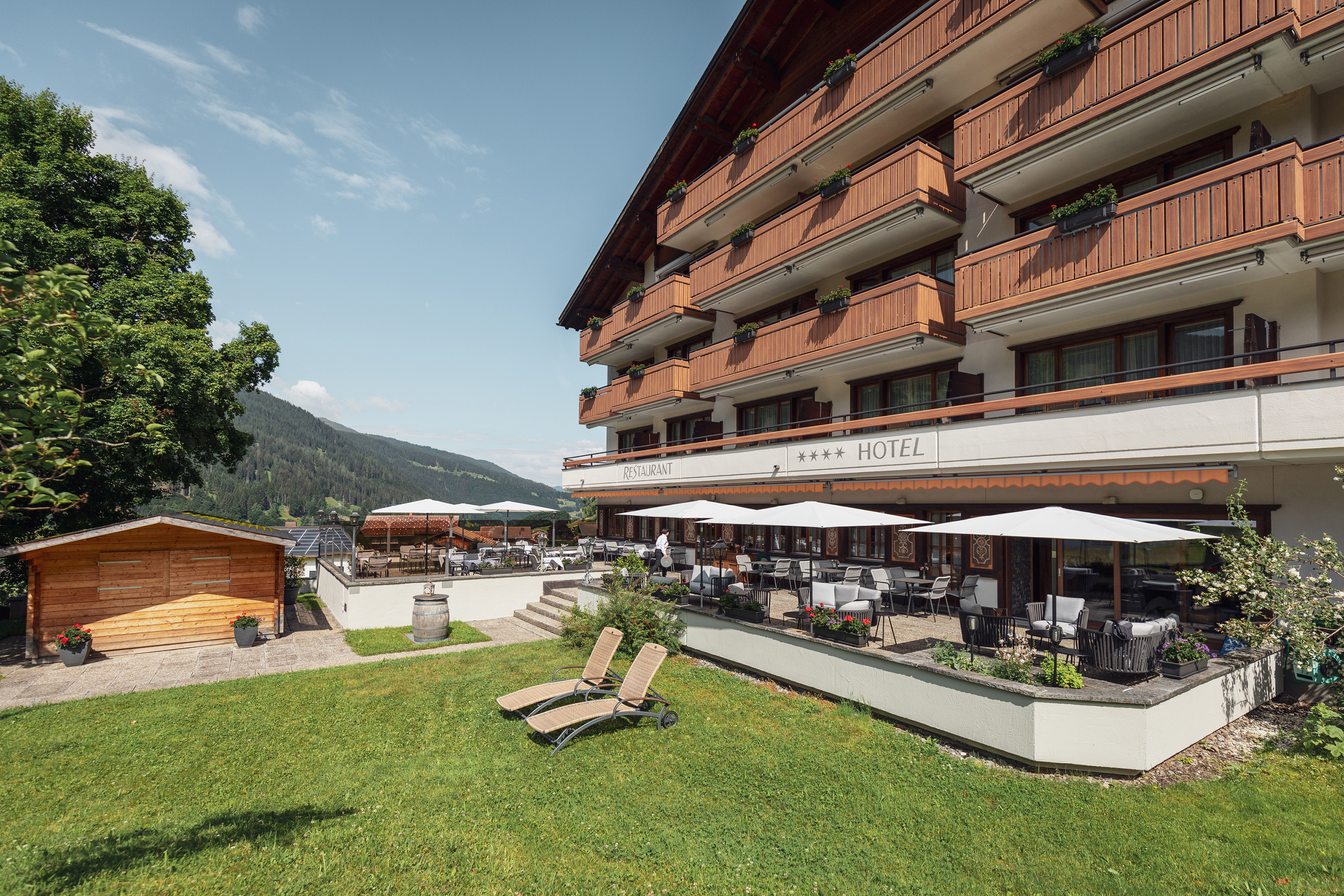 Garten mit Liegestühlen - Sunstar Hotel Klosters